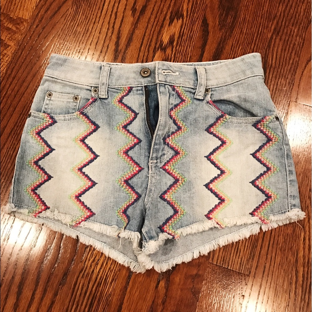 Jean shorts trendy