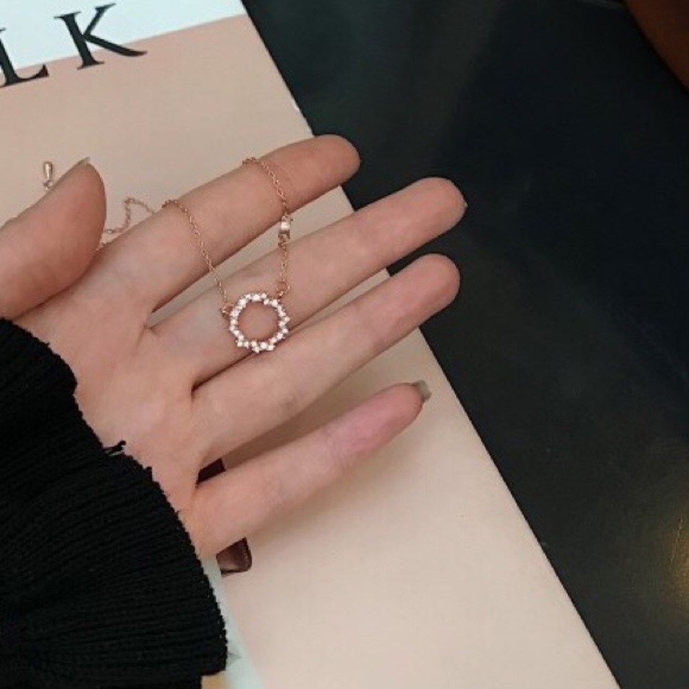 Circle rhinestone necklace