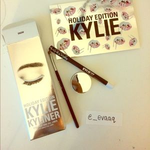 🎉HOST PICK🎉@KYLIE SNOW EYELINER