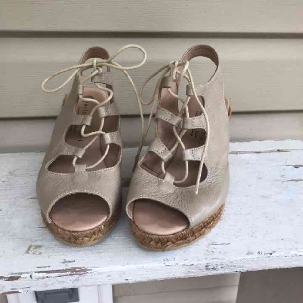 Eric Michaels nude lace up wedge