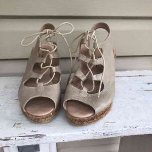 Eric Michaels nude lace up wedge