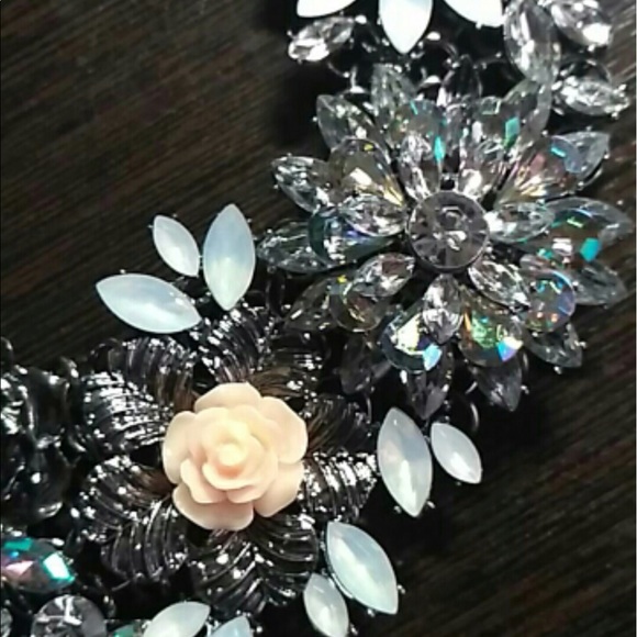 New Crystal Handmade Floral Statement Necklace - Picture 3 of 3