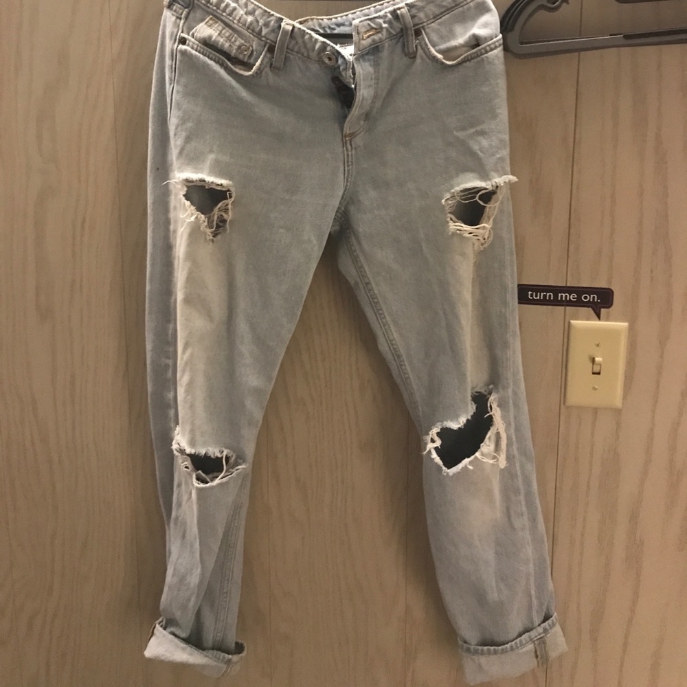 Ripped loose waste fitting light wash jeans