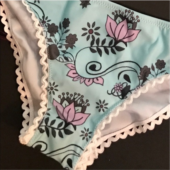 Mermaid floral bikini ✨top with ric rac detail! - Picture 7 of 8