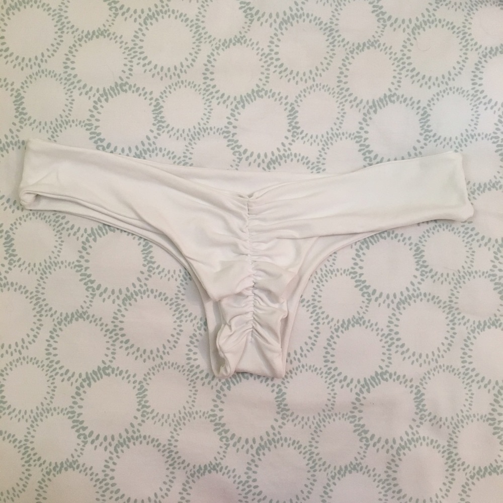 ❌SOLD❌ White San Lorenzo Scrunch Bikini Bottoms - Picture 2 of 2