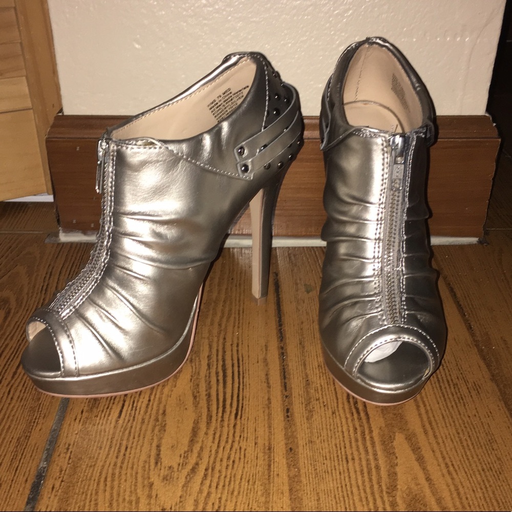 ✨Silver heels 👠