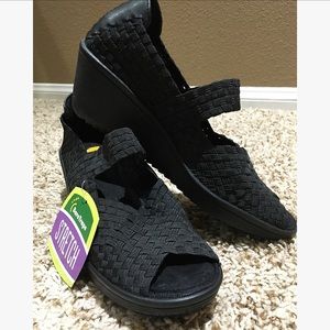 Bare Traps black wedges