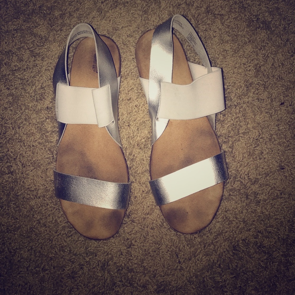 Very lightly worn to work. SO comfy!!