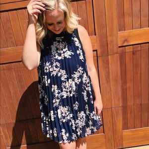 Pleated dress sz L ✨ Pleated dress sz L ✨
