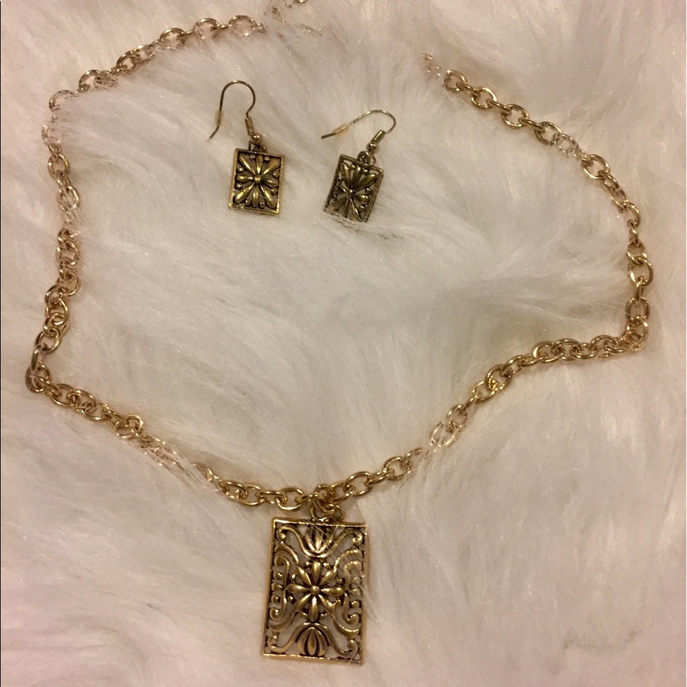 Gorgeous gold color necklace