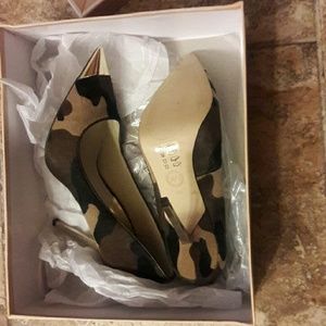 Nwt Michael Kors army fatigue heel
