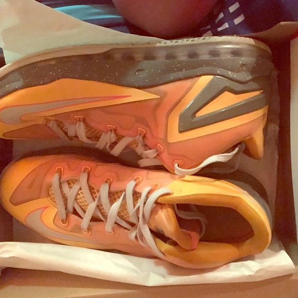 Basketball shoes