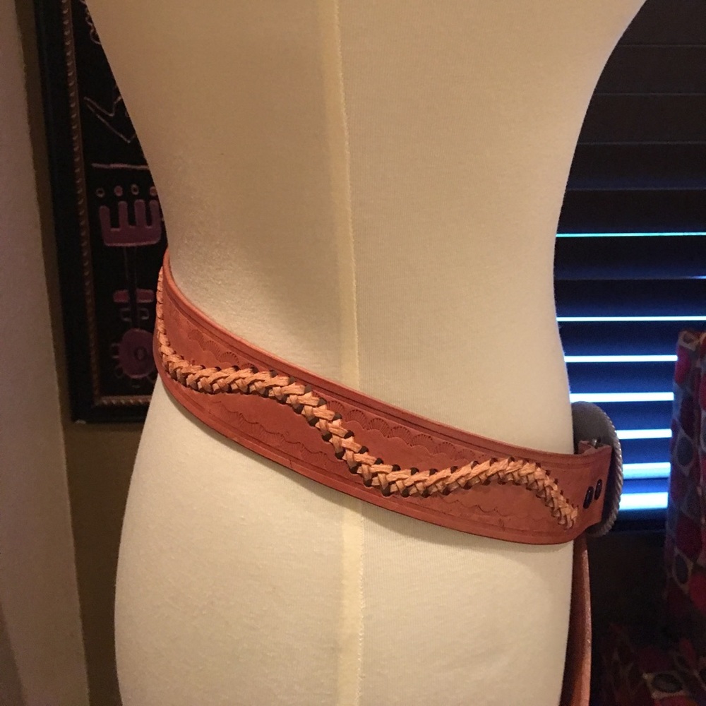 HAND TOOLED LEATHER BELT - Picture 4 of 5