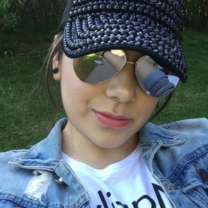 Meet your Posher, Leslie