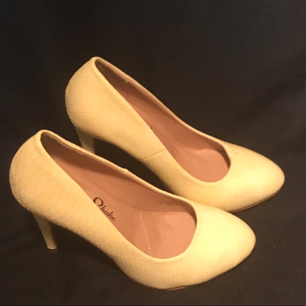 *NWOT* sexy yellow heels