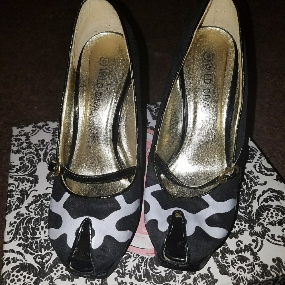 Black wedges