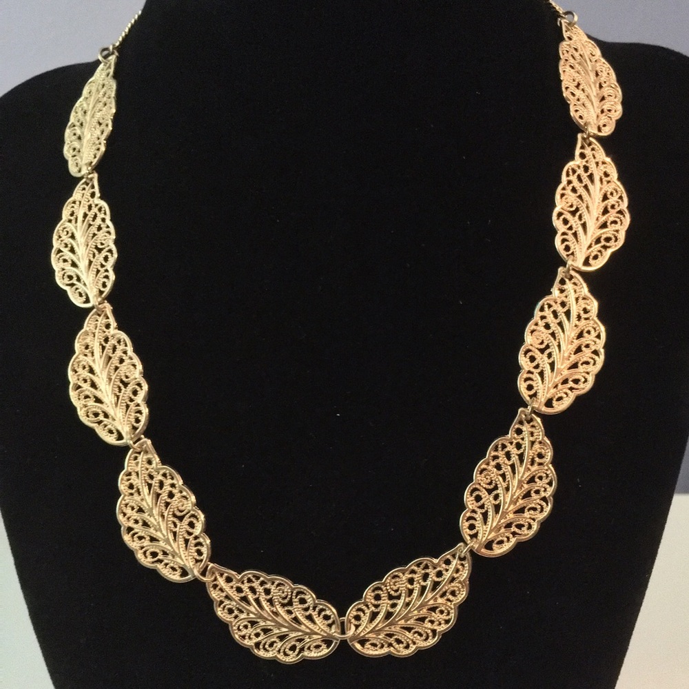 NWOT Gold Filigree Leaf Necklace