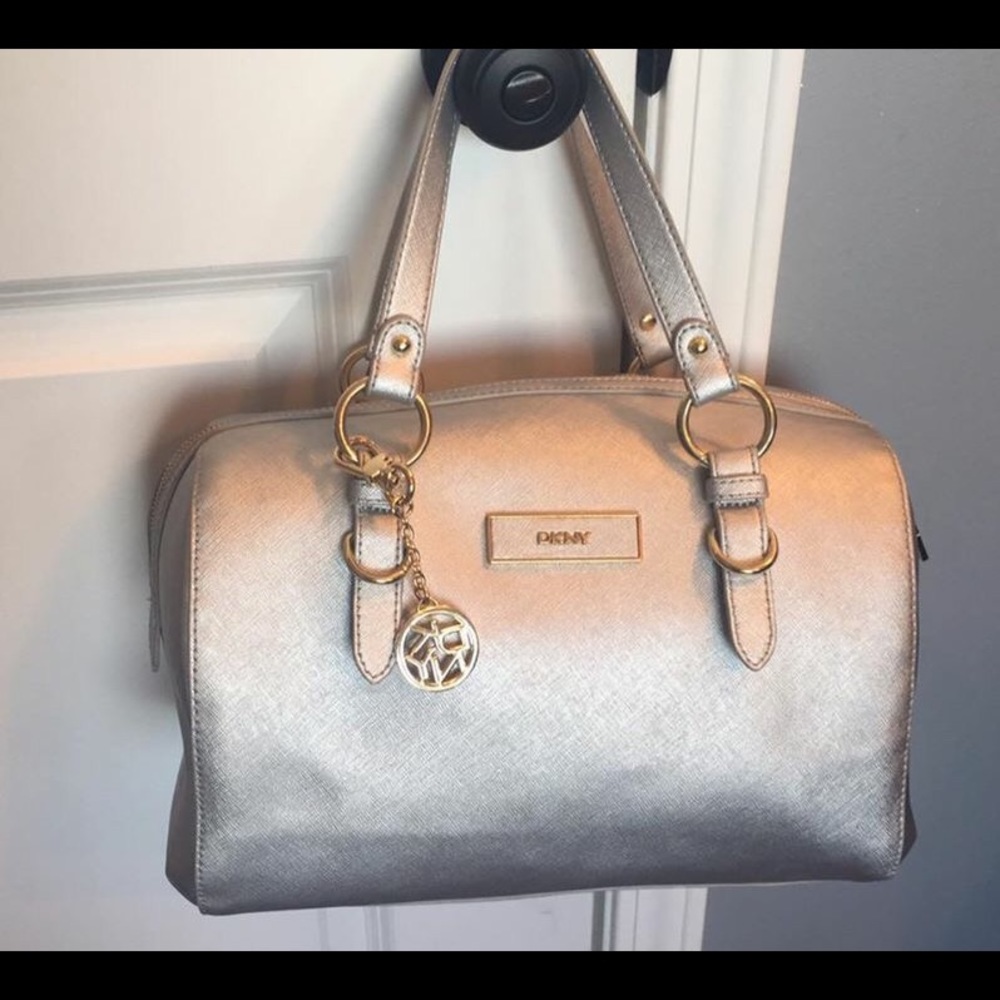 100% aouthantic DKNY bag . In gr8 condition .