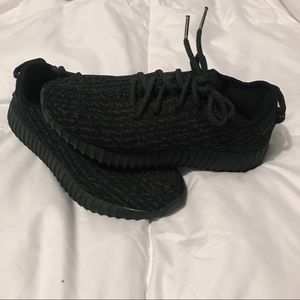 Yeezy Boost Pirate Black size W6/6.5