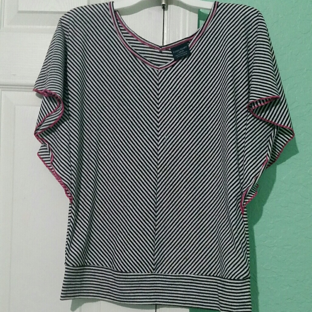 Chevron top with flow shelves