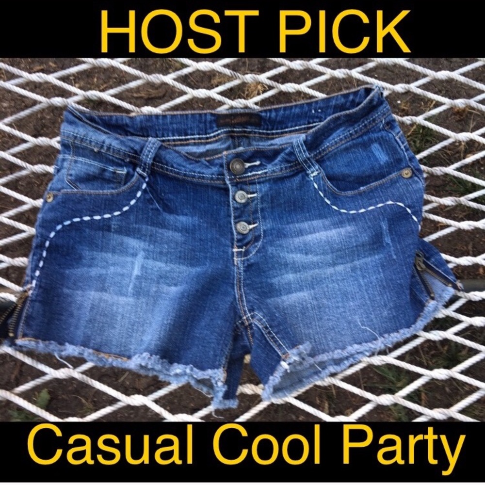 Denim cut-off shorts  with zipper embellishments