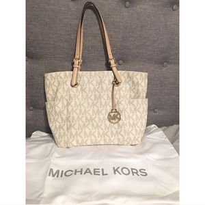 LIMITED TIME‼️ Michael Kors Jet Set Vanilla Tote