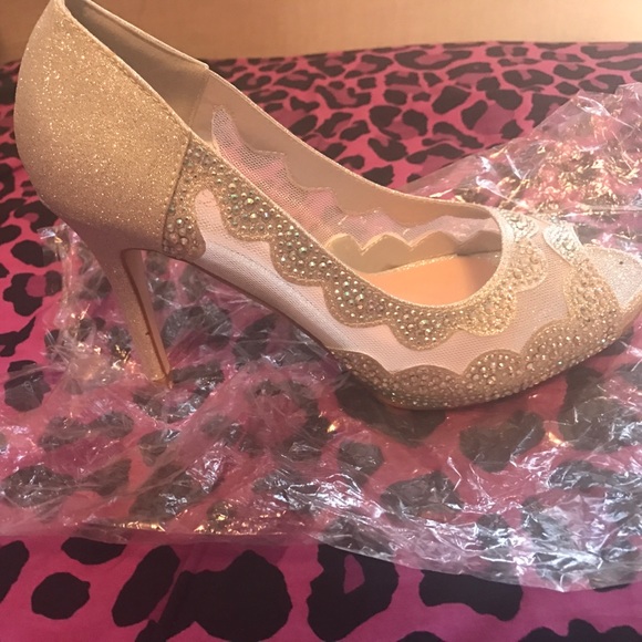 👠 - Picture 2 of 3