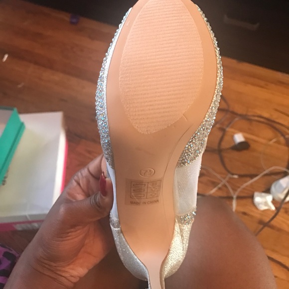 👠 - Picture 3 of 3