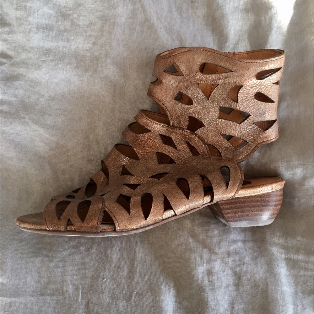 Amazing gold sandals