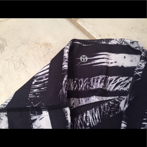 Lululemon High Waist Graphic Legging SOLD OUT 4 - Picture 3 of 5