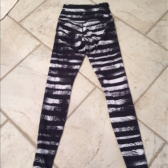 Lululemon High Waist Graphic Legging SOLD OUT 4 - Picture 4 of 5