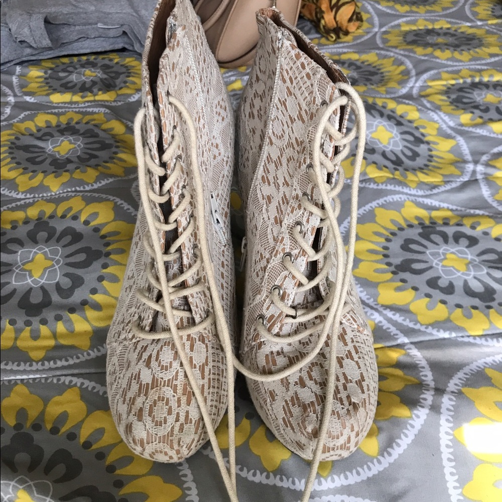 Size 10 Lace Boots!