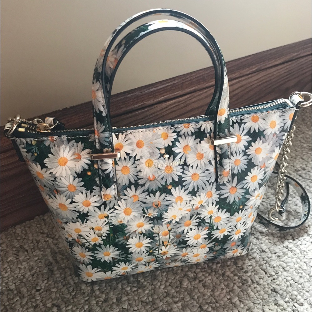 SOLD. Kate Spade small harmony bag with daisies🌼