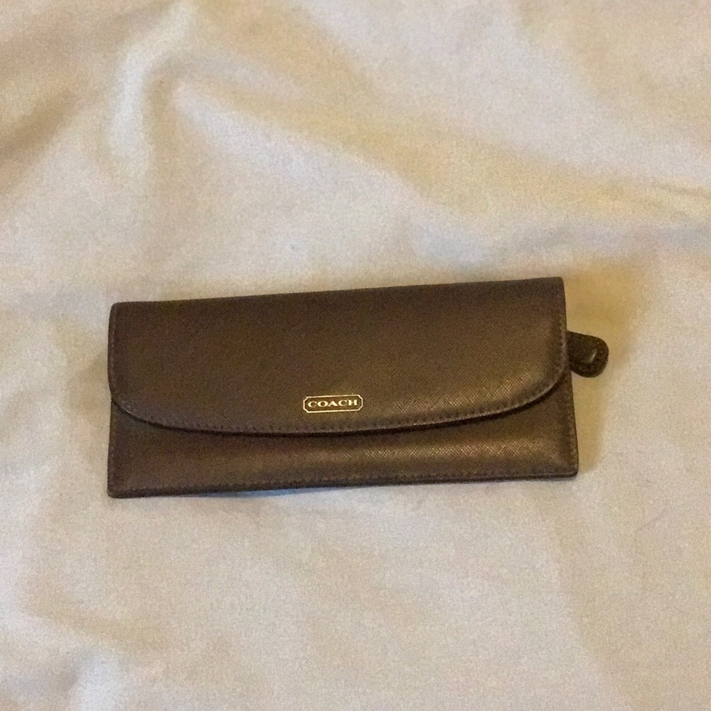 Authentic Coach slim leather snap close wallet!