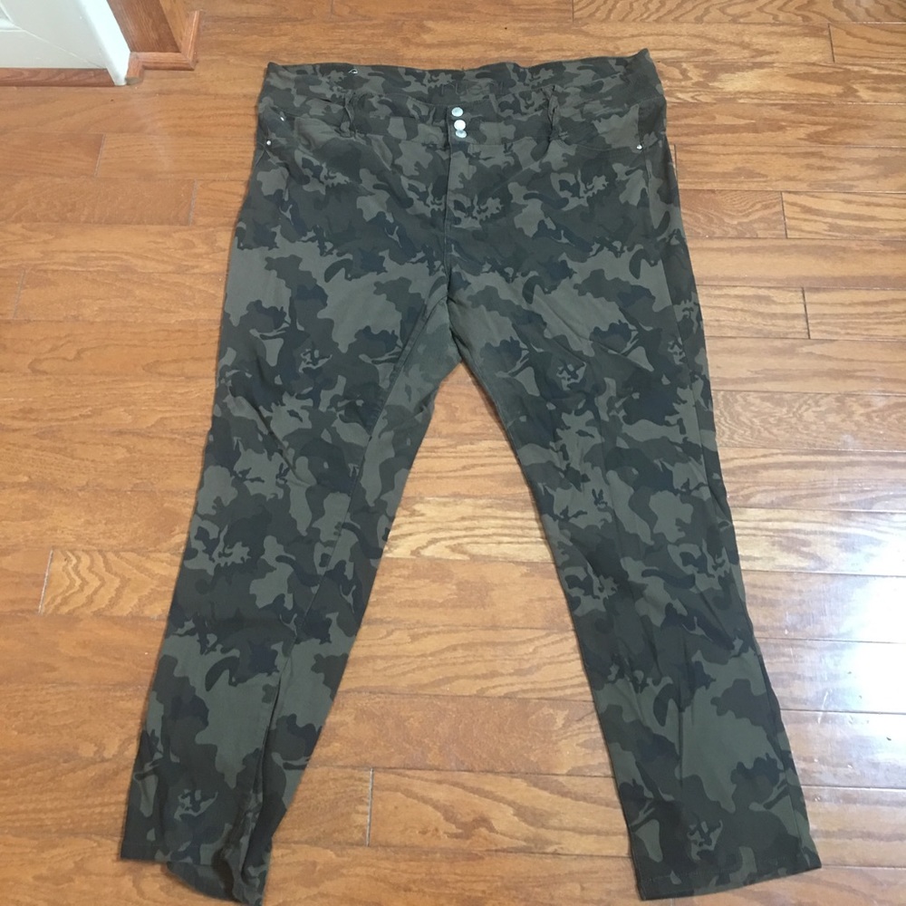 Plus Size High Rise Camo Jegging