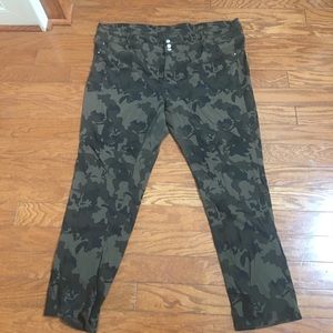 Plus Size High Rise Camo Jegging