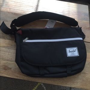 Herschel Pop Quiz Messenger bag. New with tags!