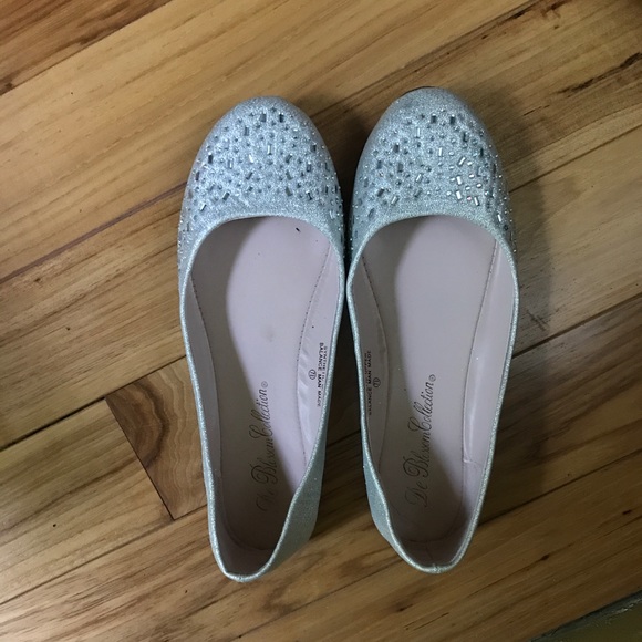 Flats - Picture 1 of 4