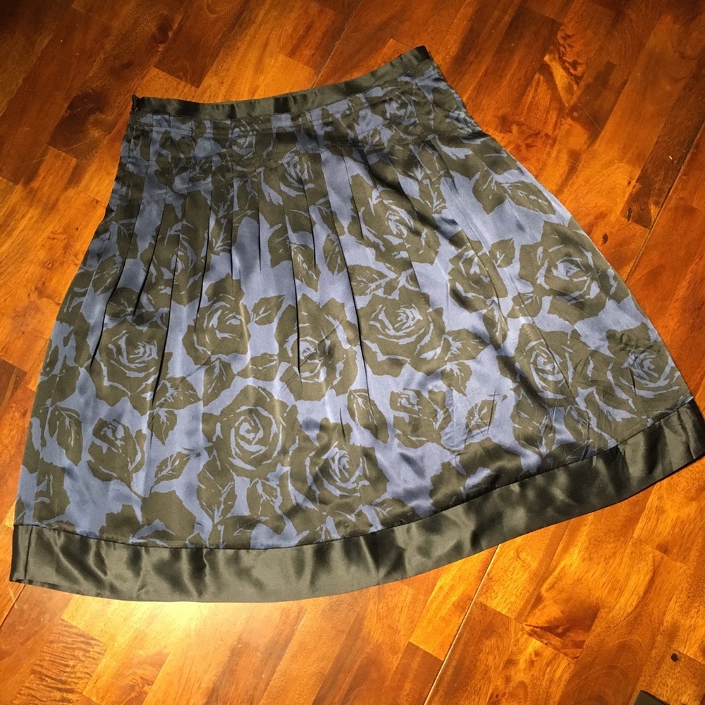 Saks 5th avenue 100% silk blue rose pleated skirt