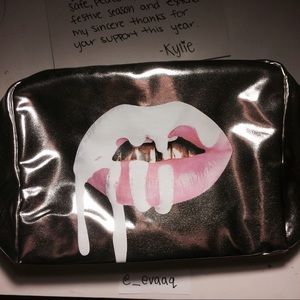 @KYLIE MAKEUP BAG HOLIDAY EDITION