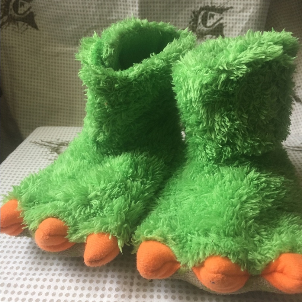 2 pairs of boys slippers