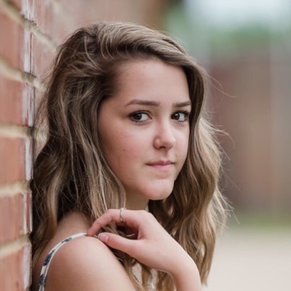 Meet your Posher, Andrea - Picture 1 of 1