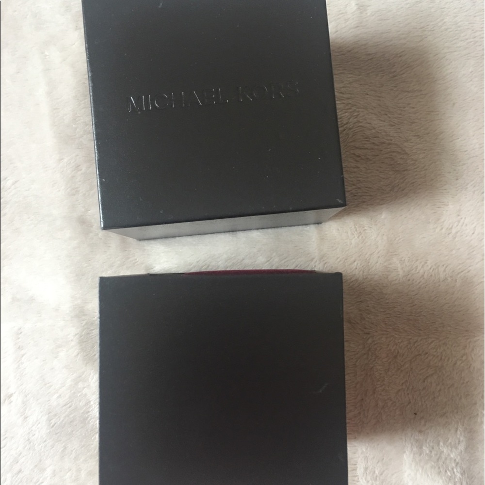 Two boxes 📦🎁 - Picture 2 of 4