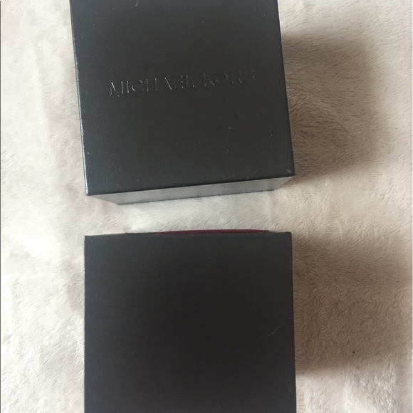 Two boxes 📦🎁 - Picture 2 of 4