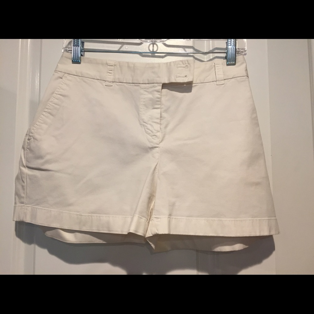 Vineyard Vines white 3 1/2 inch shorts
