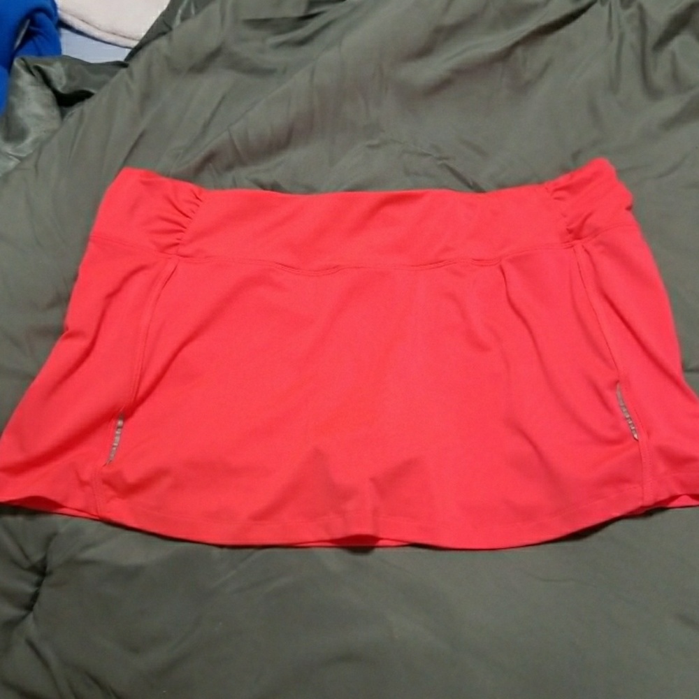 Hind stretch performance skort.