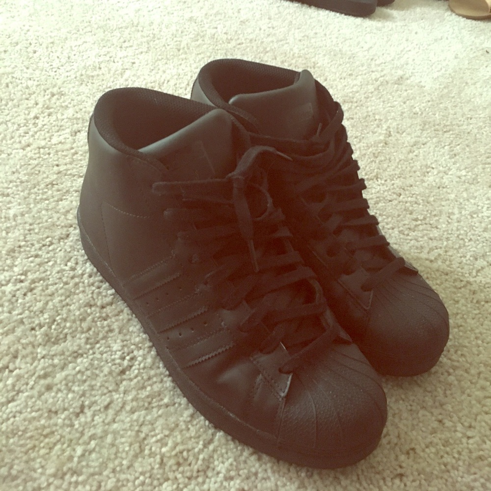 ALL BLACK HIGH TOP ADDIDAS ‼️