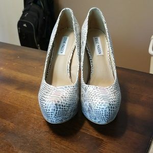 Selling these shoes because they don't fit me!