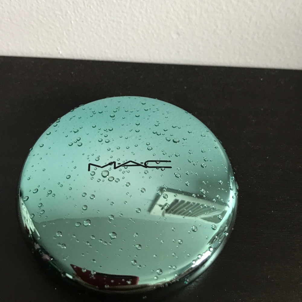 MAC alluring aquatics bronzer