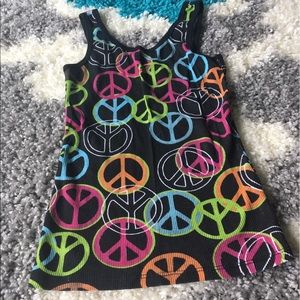 girls black tank top with peace signs